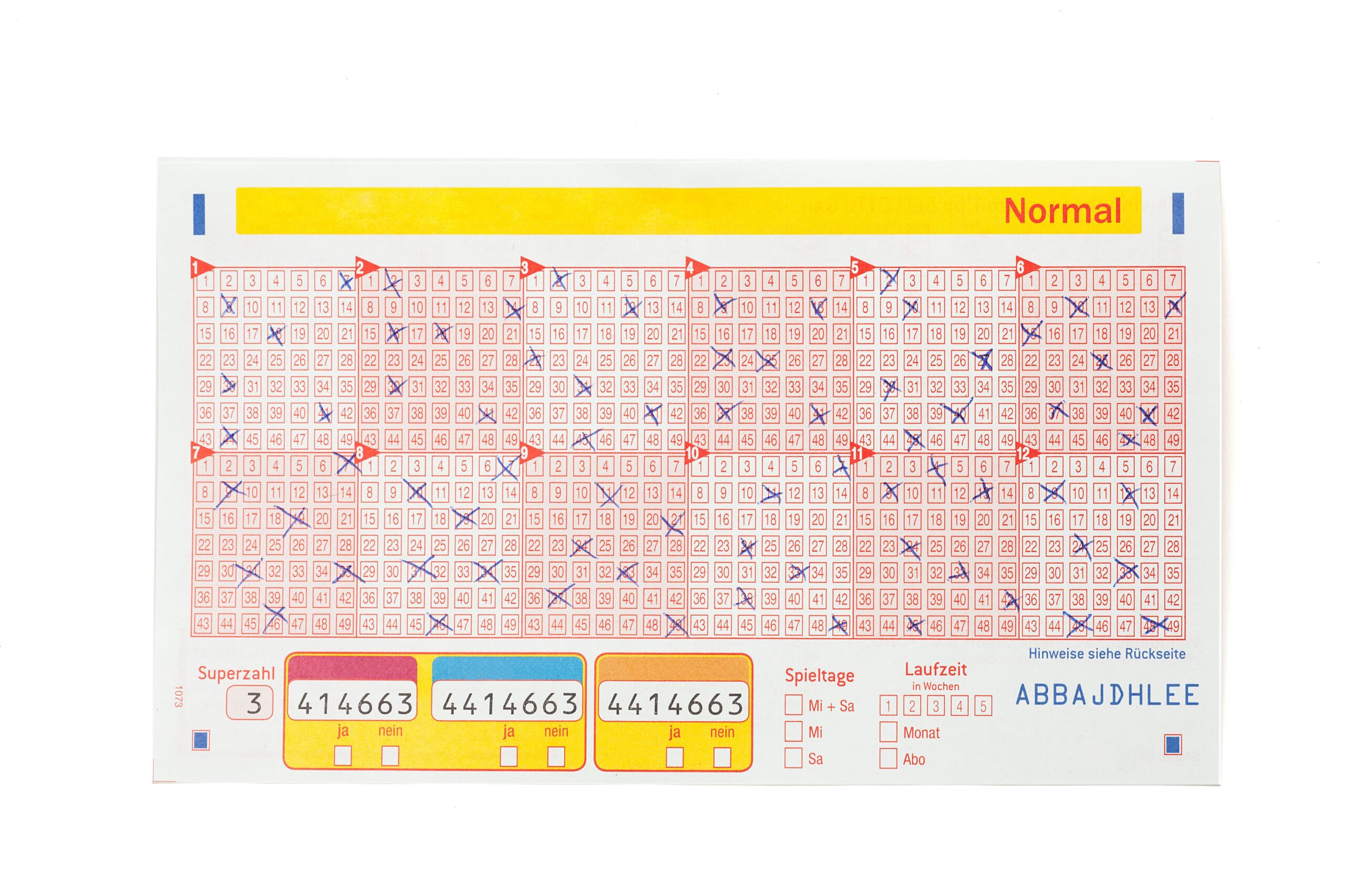 Ein vollständig ausgefüllter Lottoschein für "6 aus 49" mit markierten Zahlen und zusätzlichen Spieloptionen, wie Spieltage und Laufzeit.