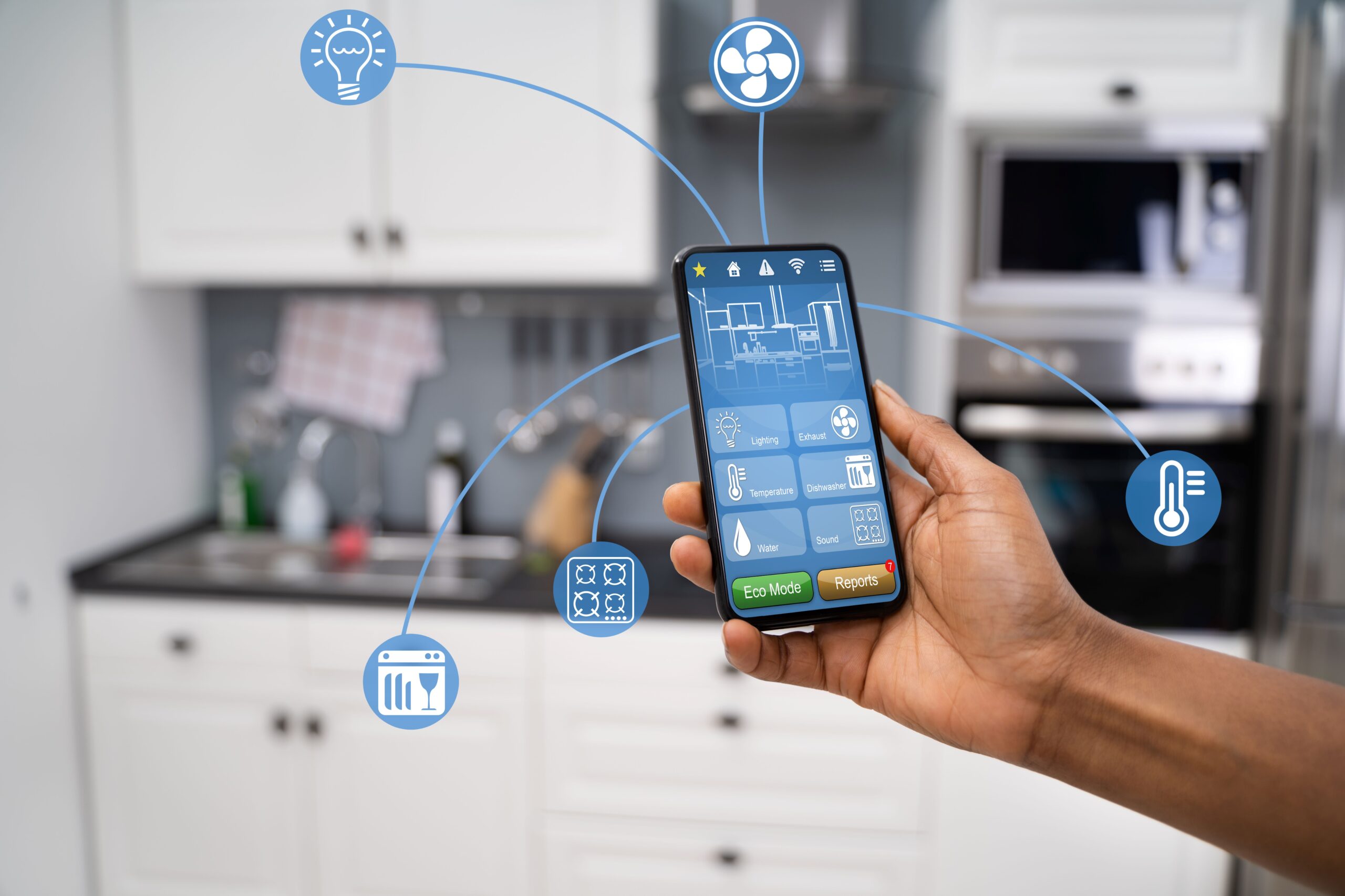 Eine Person hält ein Handy in der Hand wo ein Smart Home System drauf zu sehen ist 