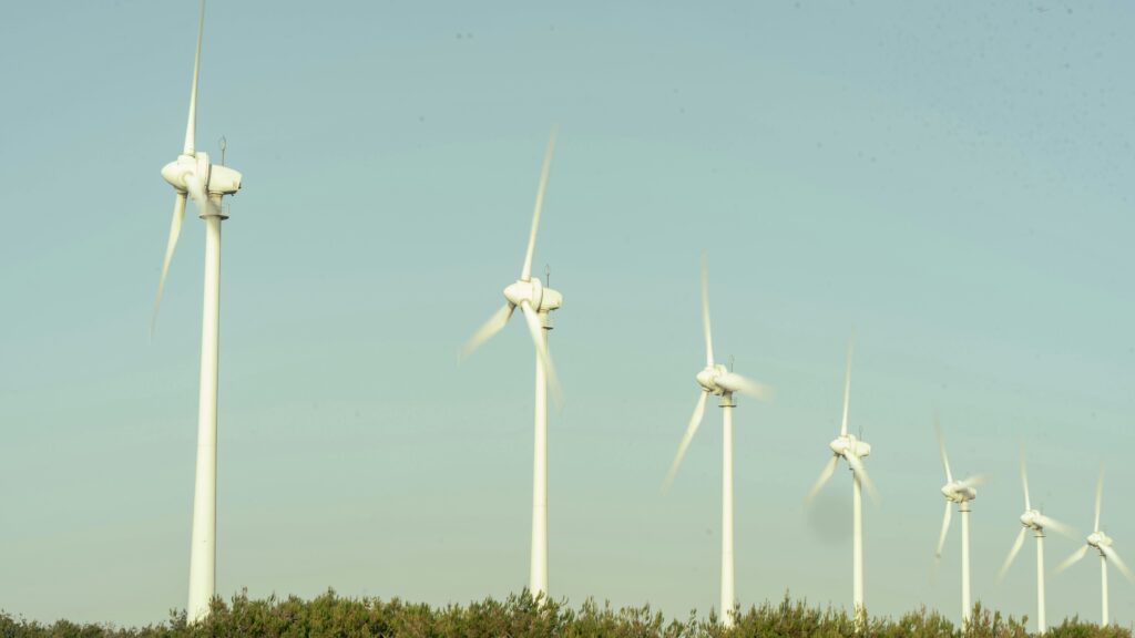 Ein Windanlagen park mit mehreren Windkraftanlagen hintereinander